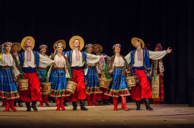 Dnipro, Ukrayna - 7 Kasım 2018: Ulusal gelenekleri, gümrük ve folklor topluluğu Slavutych Devlet Dram Tiyatrosu'nda üyeleri tarafından gerçekleştirilen Ukrayna halkının ayinleri.