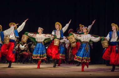 Dnipro, Ukrayna - 7 Kasım 2018: Ulusal gelenekleri, gümrük ve folklor topluluğu Slavutych Devlet Dram Tiyatrosu'nda üyeleri tarafından gerçekleştirilen Ukrayna halkının ayinleri.