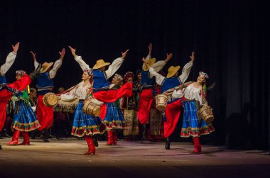 Dnipro, Ukrayna - 7 Kasım 2018: Ulusal gelenekleri, gümrük ve folklor topluluğu Slavutych Devlet Dram Tiyatrosu'nda üyeleri tarafından gerçekleştirilen Ukrayna halkının ayinleri.