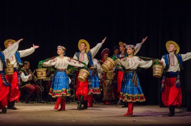 Dnipro, Ukrayna - 7 Kasım 2018: Ulusal gelenekleri, gümrük ve folklor topluluğu Slavutych Devlet Dram Tiyatrosu'nda üyeleri tarafından gerçekleştirilen Ukrayna halkının ayinleri.