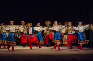 Dnipro, Ukrayna - 7 Kasım 2018: Ulusal gelenekleri, gümrük ve folklor topluluğu Slavutych Devlet Dram Tiyatrosu'nda üyeleri tarafından gerçekleştirilen Ukrayna halkının ayinleri.