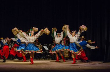 Dnipro, Ukrayna - 7 Kasım 2018: Ulusal gelenekleri, gümrük ve folklor topluluğu Slavutych Devlet Dram Tiyatrosu'nda üyeleri tarafından gerçekleştirilen Ukrayna halkının ayinleri.