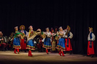 Dnipro, Ukrayna - 7 Kasım 2018: Ulusal gelenekleri, gümrük ve folklor topluluğu Slavutych Devlet Dram Tiyatrosu'nda üyeleri tarafından gerçekleştirilen Ukrayna halkının ayinleri.