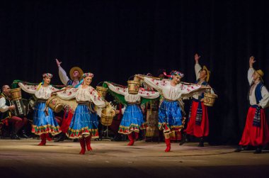 Dnipro, Ukrayna - 7 Kasım 2018: Ulusal gelenekleri, gümrük ve folklor topluluğu Slavutych Devlet Dram Tiyatrosu'nda üyeleri tarafından gerçekleştirilen Ukrayna halkının ayinleri.