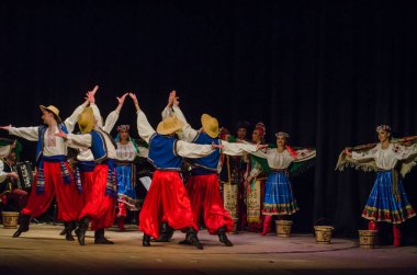 Dnipro, Ukrayna - 7 Kasım 2018: Ulusal gelenekleri, gümrük ve folklor topluluğu Slavutych Devlet Dram Tiyatrosu'nda üyeleri tarafından gerçekleştirilen Ukrayna halkının ayinleri.