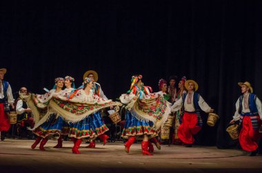 Dnipro, Ukrayna - 7 Kasım 2018: Ulusal gelenekleri, gümrük ve folklor topluluğu Slavutych Devlet Dram Tiyatrosu'nda üyeleri tarafından gerçekleştirilen Ukrayna halkının ayinleri.