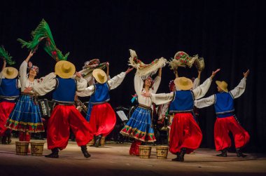 Dnipro, Ukrayna - 7 Kasım 2018: Ulusal gelenekleri, gümrük ve folklor topluluğu Slavutych Devlet Dram Tiyatrosu'nda üyeleri tarafından gerçekleştirilen Ukrayna halkının ayinleri.