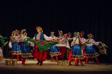 Dnipro, Ukrayna - 7 Kasım 2018: Ulusal gelenekleri, gümrük ve folklor topluluğu Slavutych Devlet Dram Tiyatrosu'nda üyeleri tarafından gerçekleştirilen Ukrayna halkının ayinleri.
