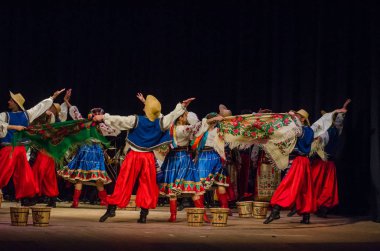 Dnipro, Ukrayna - 7 Kasım 2018: Ulusal gelenekleri, gümrük ve folklor topluluğu Slavutych Devlet Dram Tiyatrosu'nda üyeleri tarafından gerçekleştirilen Ukrayna halkının ayinleri.