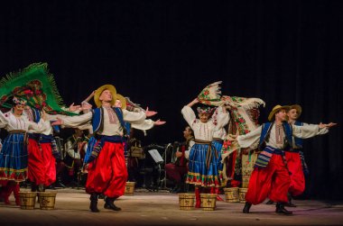 Dnipro, Ukrayna - 7 Kasım 2018: Ulusal gelenekleri, gümrük ve folklor topluluğu Slavutych Devlet Dram Tiyatrosu'nda üyeleri tarafından gerçekleştirilen Ukrayna halkının ayinleri.