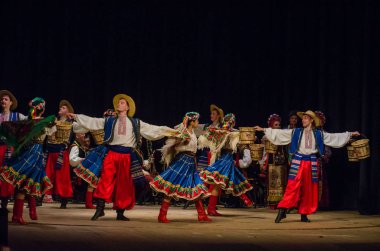 Dnipro, Ukrayna - 7 Kasım 2018: Ulusal gelenekleri, gümrük ve folklor topluluğu Slavutych Devlet Dram Tiyatrosu'nda üyeleri tarafından gerçekleştirilen Ukrayna halkının ayinleri.