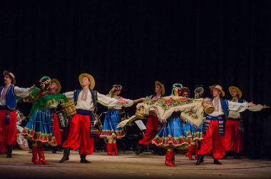 Dnipro, Ukrayna - 7 Kasım 2018: Ulusal gelenekleri, gümrük ve folklor topluluğu Slavutych Devlet Dram Tiyatrosu'nda üyeleri tarafından gerçekleştirilen Ukrayna halkının ayinleri.