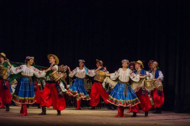 Dnipro, Ukrayna - 7 Kasım 2018: Ulusal gelenekleri, gümrük ve folklor topluluğu Slavutych Devlet Dram Tiyatrosu'nda üyeleri tarafından gerçekleştirilen Ukrayna halkının ayinleri.