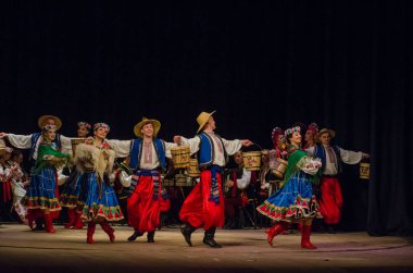 Dnipro, Ukrayna - 7 Kasım 2018: Ulusal gelenekleri, gümrük ve folklor topluluğu Slavutych Devlet Dram Tiyatrosu'nda üyeleri tarafından gerçekleştirilen Ukrayna halkının ayinleri.