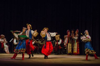 Dnipro, Ukrayna - 7 Kasım 2018: Ulusal gelenekleri, gümrük ve folklor topluluğu Slavutych Devlet Dram Tiyatrosu'nda üyeleri tarafından gerçekleştirilen Ukrayna halkının ayinleri.