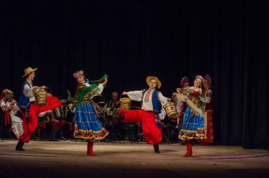 Dnipro, Ukrayna - 7 Kasım 2018: Ulusal gelenekleri, gümrük ve folklor topluluğu Slavutych Devlet Dram Tiyatrosu'nda üyeleri tarafından gerçekleştirilen Ukrayna halkının ayinleri.
