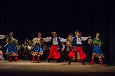 Dnipro, Ukrayna - 7 Kasım 2018: Ulusal gelenekleri, gümrük ve folklor topluluğu Slavutych Devlet Dram Tiyatrosu'nda üyeleri tarafından gerçekleştirilen Ukrayna halkının ayinleri.