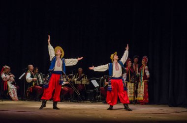 Dnipro, Ukrayna - 7 Kasım 2018: Ulusal gelenekleri, gümrük ve folklor topluluğu Slavutych Devlet Dram Tiyatrosu'nda üyeleri tarafından gerçekleştirilen Ukrayna halkının ayinleri.
