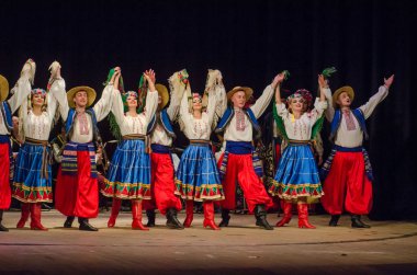 Dnipro, Ukrayna - 7 Kasım 2018: Ulusal gelenekleri, gümrük ve folklor topluluğu Slavutych Devlet Dram Tiyatrosu'nda üyeleri tarafından gerçekleştirilen Ukrayna halkının ayinleri.