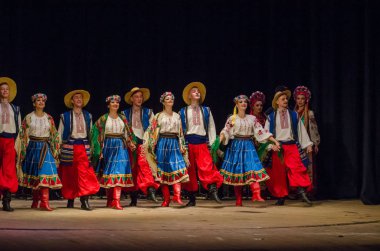 Dnipro, Ukrayna - 7 Kasım 2018: Ulusal gelenekleri, gümrük ve folklor topluluğu Slavutych Devlet Dram Tiyatrosu'nda üyeleri tarafından gerçekleştirilen Ukrayna halkının ayinleri.