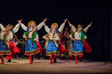 Dnipro, Ukrayna - 7 Kasım 2018: Ulusal gelenekleri, gümrük ve folklor topluluğu Slavutych Devlet Dram Tiyatrosu'nda üyeleri tarafından gerçekleştirilen Ukrayna halkının ayinleri.