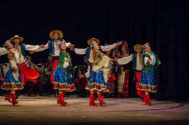Dnipro, Ukrayna - 7 Kasım 2018: Ulusal gelenekleri, gümrük ve folklor topluluğu Slavutych Devlet Dram Tiyatrosu'nda üyeleri tarafından gerçekleştirilen Ukrayna halkının ayinleri.