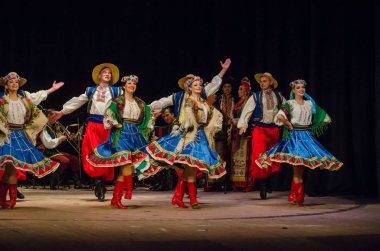 Dnipro, Ukrayna - 7 Kasım 2018: Ulusal gelenekleri, gümrük ve folklor topluluğu Slavutych Devlet Dram Tiyatrosu'nda üyeleri tarafından gerçekleştirilen Ukrayna halkının ayinleri.