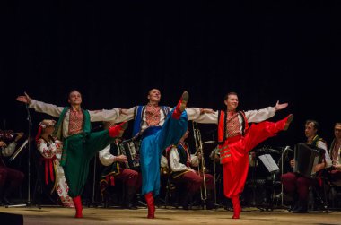 Dnipro, Ukrayna - 7 Kasım 2018: Ulusal gelenekleri, gümrük ve folklor topluluğu Slavutych Devlet Dram Tiyatrosu'nda üyeleri tarafından gerçekleştirilen Ukrayna halkının ayinleri.