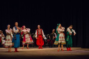 Dnipro, Ukrayna - 7 Kasım 2018: Ulusal gelenekleri, gümrük ve folklor topluluğu Slavutych Devlet Dram Tiyatrosu'nda üyeleri tarafından gerçekleştirilen Ukrayna halkının ayinleri.