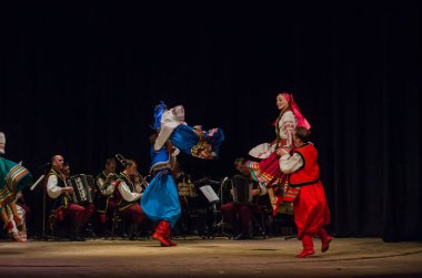 Dnipro, Ukrayna - 7 Kasım 2018: Ulusal gelenekleri, gümrük ve folklor topluluğu Slavutych Devlet Dram Tiyatrosu'nda üyeleri tarafından gerçekleştirilen Ukrayna halkının ayinleri.