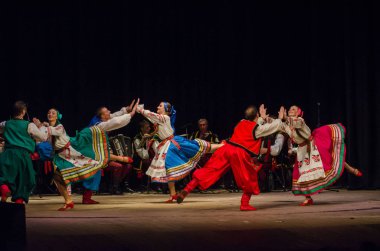 Dnipro, Ukrayna - 7 Kasım 2018: Ulusal gelenekleri, gümrük ve folklor topluluğu Slavutych Devlet Dram Tiyatrosu'nda üyeleri tarafından gerçekleştirilen Ukrayna halkının ayinleri.