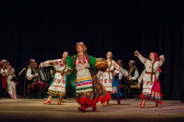 Dnipro, Ukrayna - 7 Kasım 2018: Ulusal gelenekleri, gümrük ve folklor topluluğu Slavutych Devlet Dram Tiyatrosu'nda üyeleri tarafından gerçekleştirilen Ukrayna halkının ayinleri.
