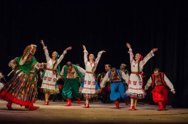 Dnipro, Ukrayna - 7 Kasım 2018: Ulusal gelenekleri, gümrük ve folklor topluluğu Slavutych Devlet Dram Tiyatrosu'nda üyeleri tarafından gerçekleştirilen Ukrayna halkının ayinleri.