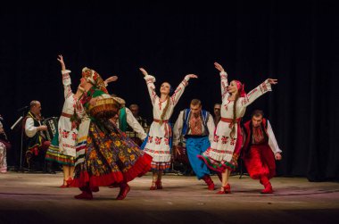 Dnipro, Ukrayna - 7 Kasım 2018: Ulusal gelenekleri, gümrük ve folklor topluluğu Slavutych Devlet Dram Tiyatrosu'nda üyeleri tarafından gerçekleştirilen Ukrayna halkının ayinleri.