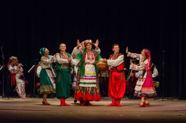 Dnipro, Ukrayna - 7 Kasım 2018: Ulusal gelenekleri, gümrük ve folklor topluluğu Slavutych Devlet Dram Tiyatrosu'nda üyeleri tarafından gerçekleştirilen Ukrayna halkının ayinleri.