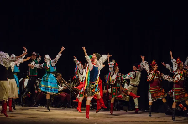 Dnipro, Ukrayna - 7 Kasım 2018: Ulusal gelenekleri, gümrük ve folklor topluluğu Slavutych Devlet Dram Tiyatrosu'nda üyeleri tarafından gerçekleştirilen Ukrayna halkının ayinleri.