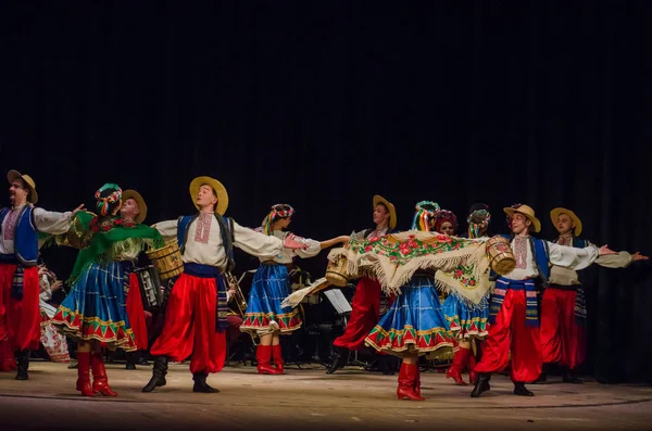 ドニエプル ウクライナ 2018 国民の伝統 民俗アンサンブル スラヴィティチ国立ドラマ劇場でのメンバーによって実行されるウクライナ人の儀式 — ストック写真