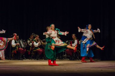 Dnipro, Ukrayna - 7 Kasım 2018: Ulusal gelenekleri, gümrük ve folklor topluluğu Slavutych Devlet Dram Tiyatrosu'nda üyeleri tarafından gerçekleştirilen Ukrayna halkının ayinleri.