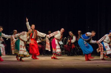 Dnipro, Ukrayna - 7 Kasım 2018: Ulusal gelenekleri, gümrük ve folklor topluluğu Slavutych Devlet Dram Tiyatrosu'nda üyeleri tarafından gerçekleştirilen Ukrayna halkının ayinleri.