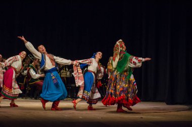 Dnipro, Ukrayna - 7 Kasım 2018: Ulusal gelenekleri, gümrük ve folklor topluluğu Slavutych Devlet Dram Tiyatrosu'nda üyeleri tarafından gerçekleştirilen Ukrayna halkının ayinleri.