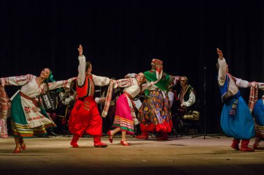 Dnipro, Ukrayna - 7 Kasım 2018: Ulusal gelenekleri, gümrük ve folklor topluluğu Slavutych Devlet Dram Tiyatrosu'nda üyeleri tarafından gerçekleştirilen Ukrayna halkının ayinleri.