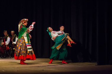 Dnipro, Ukrayna - 7 Kasım 2018: Ulusal gelenekleri, gümrük ve folklor topluluğu Slavutych Devlet Dram Tiyatrosu'nda üyeleri tarafından gerçekleştirilen Ukrayna halkının ayinleri.