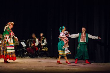 Dnipro, Ukrayna - 7 Kasım 2018: Ulusal gelenekleri, gümrük ve folklor topluluğu Slavutych Devlet Dram Tiyatrosu'nda üyeleri tarafından gerçekleştirilen Ukrayna halkının ayinleri.