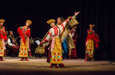 Dnipro, Ukrayna - 7 Kasım 2018: Ulusal gelenekleri, gümrük ve folklor topluluğu Slavutych Devlet Dram Tiyatrosu'nda üyeleri tarafından gerçekleştirilen Ukrayna halkının ayinleri.