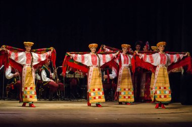 Dnipro, Ukrayna - 7 Kasım 2018: Ulusal gelenekleri, gümrük ve folklor topluluğu Slavutych Devlet Dram Tiyatrosu'nda üyeleri tarafından gerçekleştirilen Ukrayna halkının ayinleri.