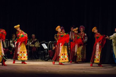 Dnipro, Ukrayna - 7 Kasım 2018: Ulusal gelenekleri, gümrük ve folklor topluluğu Slavutych Devlet Dram Tiyatrosu'nda üyeleri tarafından gerçekleştirilen Ukrayna halkının ayinleri.