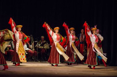 Dnipro, Ukrayna - 7 Kasım 2018: Ulusal gelenekleri, gümrük ve folklor topluluğu Slavutych Devlet Dram Tiyatrosu'nda üyeleri tarafından gerçekleştirilen Ukrayna halkının ayinleri.