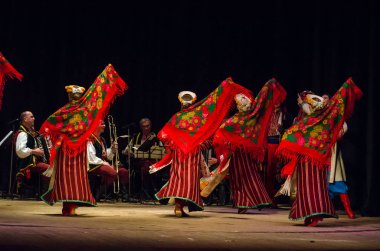 Dnipro, Ukrayna - 7 Kasım 2018: Ulusal gelenekleri, gümrük ve folklor topluluğu Slavutych Devlet Dram Tiyatrosu'nda üyeleri tarafından gerçekleştirilen Ukrayna halkının ayinleri.