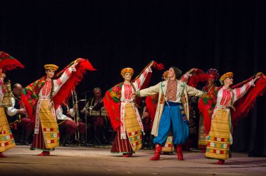Dnipro, Ukrayna - 7 Kasım 2018: Ulusal gelenekleri, gümrük ve folklor topluluğu Slavutych Devlet Dram Tiyatrosu'nda üyeleri tarafından gerçekleştirilen Ukrayna halkının ayinleri.