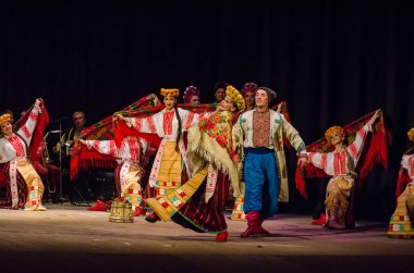 Dnipro, Ukrayna - 7 Kasım 2018: Ulusal gelenekleri, gümrük ve folklor topluluğu Slavutych Devlet Dram Tiyatrosu'nda üyeleri tarafından gerçekleştirilen Ukrayna halkının ayinleri.